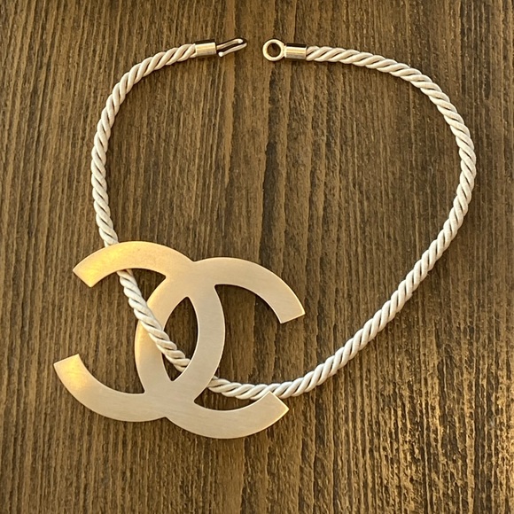 CHANEL Necklace. Spring 2008. Oversized CC logo in python skin and gold hardware - Picture 4 of 12